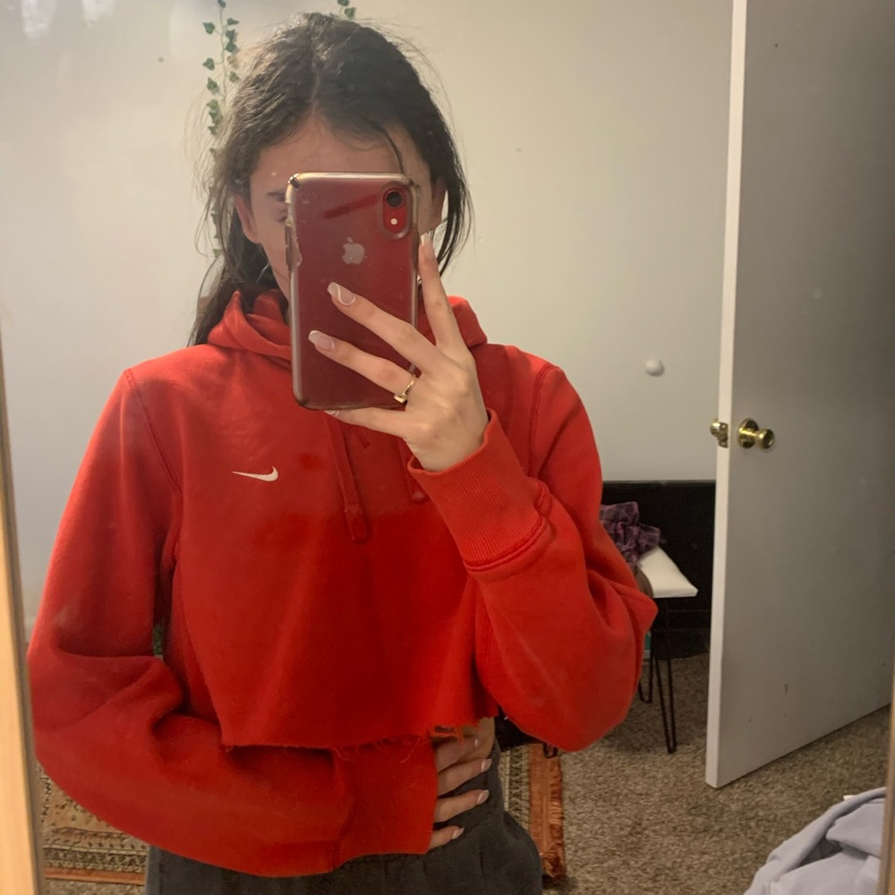 Cropped vintage red Nike sweatshirt